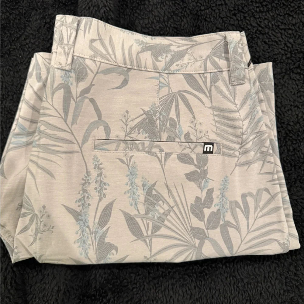 NWT Travis Mathew Coastal Canyon Heather Gray Floral Golf Shorts Size 34